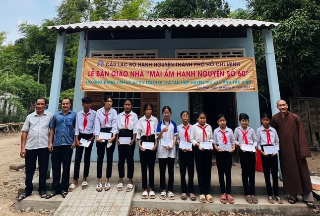 Câu lạc bộ Hạnh Nguyện còn trao tặng 20 suất học bổng