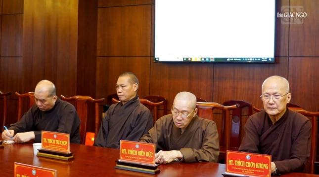 Chư tôn đức Ban Thường trực tham dự họp