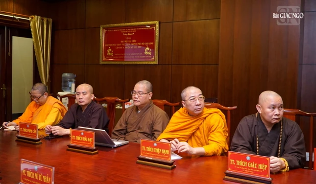 Chư tôn đức tham dự họp