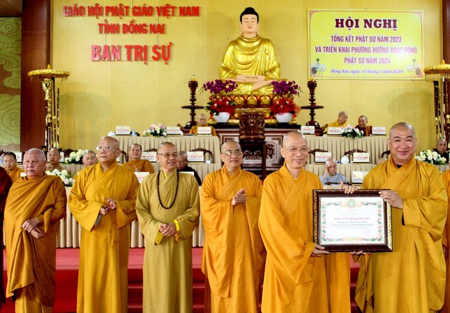 Thượng tọa Thích Phước Nguyên trao Bằng tuyên dương công đức của TƯGH đến 2 tập thể, 21 cá nhân thuộc GHPGVN tỉnh Đồng Nai