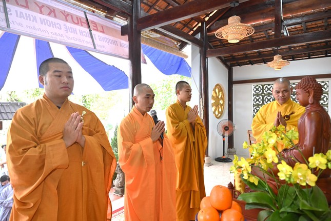 Đại đức Thích Trung Tú cung tuyên tiểu sử cố Hòa thượng Đại đức Thích Trung Tú cung tuyên tiểu sử cố Hòa thượng