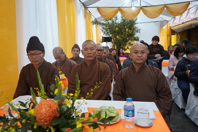 Chư tôn đức tham dự hội nghị