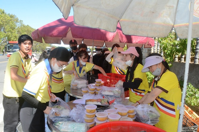 Thành viên Câu lạc bộ Tâm Như và nhóm Phật tử của chùa Quán Thế Âm, TP.Đà Lạt đang tặng cơm chay từ thiện đến người có hoàn cảnh khó khăn