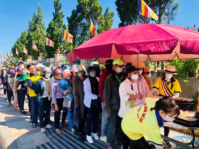 Người dân đứng xếp hàng chờ nhận cơm từ thiện từ Câu lạc bộ Tâm Như