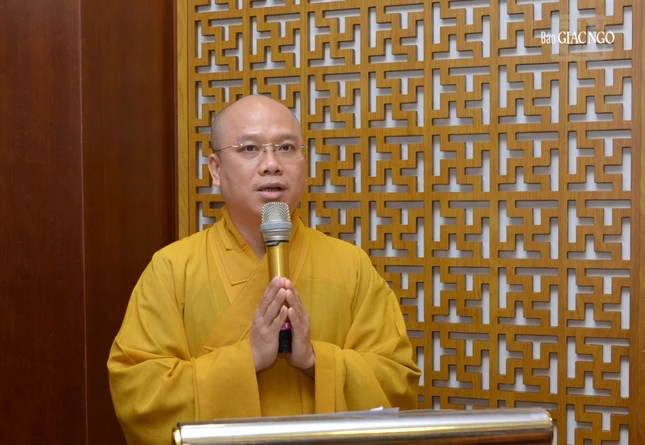 Đại đức Thích Trí Đức, Phó Thư ký Ban Trị sự công bố quyết định và trao Bằng tuyên dương công đức và Bằng công đức đến 8 tập thể và cá nhân