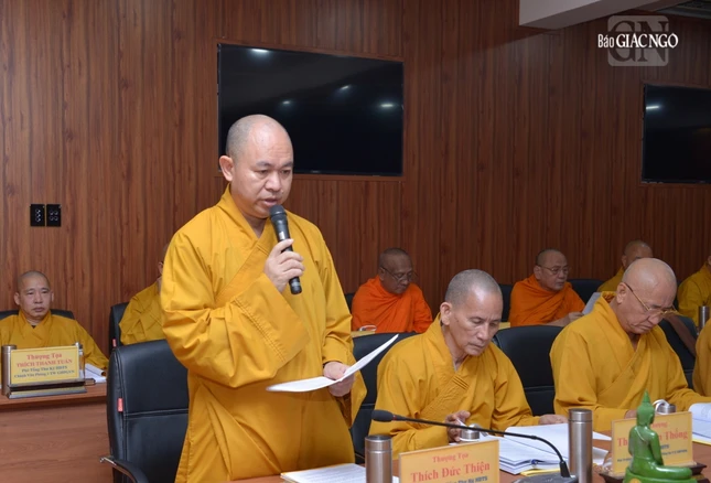 Thượng tọa Thích Đức Thiện trình dự thảo báo cáo tóm tắt hoạt động Phật sự năm 2023 của GHPGVN, thành tựu nổi bật của 13 Ban, Viện T.Ư