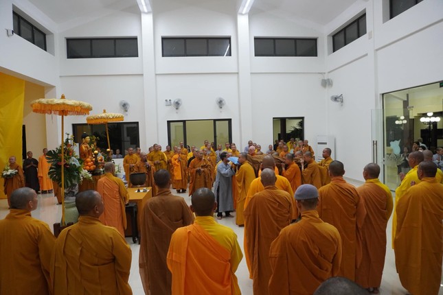 Môn đồ pháp quyến cung thỉnh nhục thân Thương tọa Thích Tâm Bình nhập kim quan