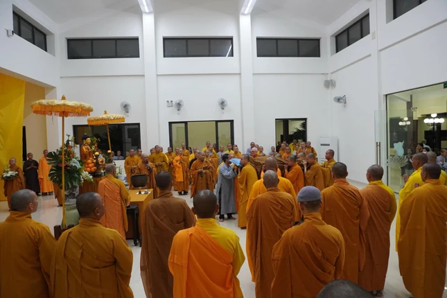 Môn đồ pháp quyến cung thỉnh nhục thân Thương tọa Thích Tâm Bình nhập kim quan