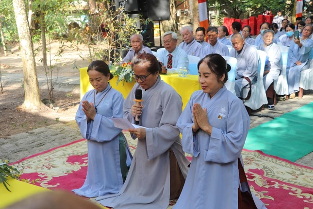 Đại diện Phật tử tham gia khóa tu phát nguyện tu tập tinh tấn