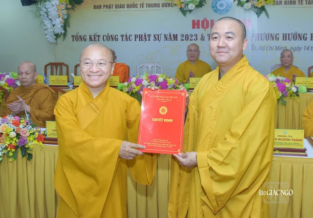 Thượng tọa Thích Nhật Từ trao quyết định đến Đại đức Thích Giác Giáo
