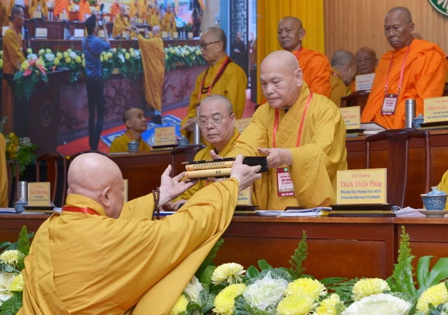 Hòa thượng Thích Lệ Trang thành kính dâng bản văn suy tôn đến Trưởng lão Hòa thượng Thích Thiện Nhơn Hòa thượng Thích Lệ Trang thành kính dâng bản văn suy tôn đến Trưởng lão Hòa thượng Thích Thiện Nhơn