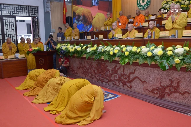 Đảnh lễ Trưởng lão Phó Pháp chủ Hội đồng Chứng minh và nhị vị Trưởng lão Hòa thượng Ủy viên Ban Thường trực Hội đồng Chứng minh Đảnh lễ Trưởng lão Phó Pháp chủ Hội đồng Chứng minh và nhị vị Trưởng lão Hòa thượng Ủy viên Ban Thường trực Hội đồng Chứng minh