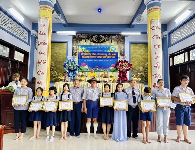 Trao Bằng công đức đến đoàn sinh Trao Bằng công đức đến đoàn sinh