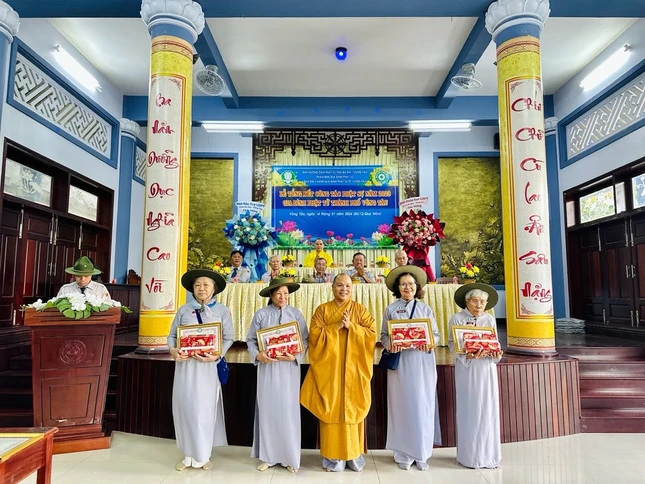 Trao Bằng công đức đến các huynh trưởng