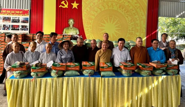 Trao quà đến bà con khó khăn quê Bến Tre đang thường trú tại tỉnh Đắk Lắk