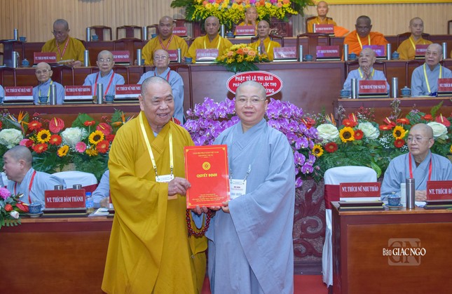 Trưởng lão Hòa thượng Thích Thiện Pháp trao quyết định bổ sung nhân sự thuộc Phân ban Ni giới T.Ư nhiệm kỳ 2022-2027 đối với Ni sư Thích Minh Tịnh, Ủy viên Phân ban Ni giới T.Ư Trưởng lão Hòa thượng Thích Thiện Pháp trao quyết định bổ sung nhân sự thuộc Phân ban Ni giới T.Ư nhiệm kỳ 2022-2027 đối với Ni sư Thích Minh Tịnh, Ủy viên Phân ban Ni giới T.Ư