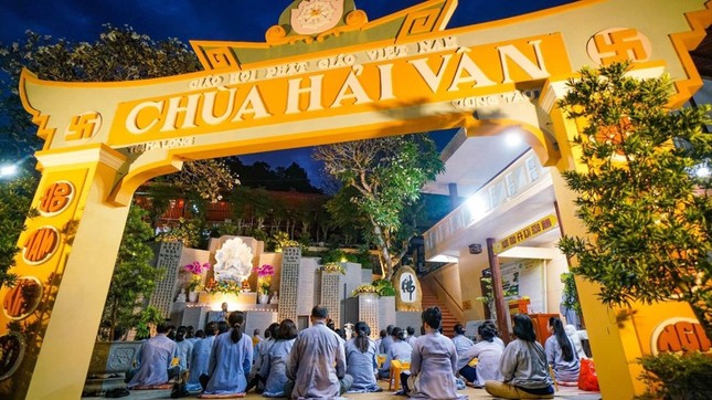 Sư cô Thích nữ Huệ Trí đã hướng dẫn Ni chúng và Phật tử cùng hướng về thánh tượng Bồ-tát đồng thanh phúng tụng Bồ-tát Phổ môn kinh