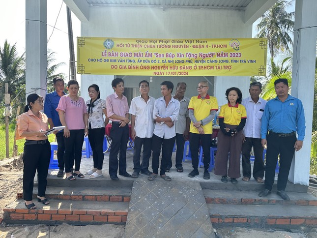 Bàn giao nhà tình thương đến gia đình anh Kim Văn Tùng - Ảnh: TN