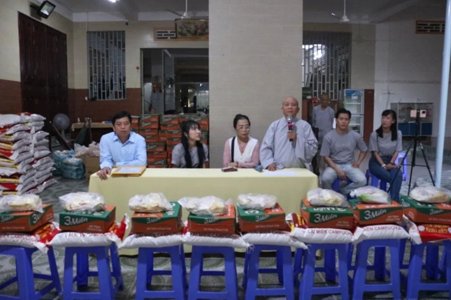 Ni sư Thích nữ Diệu Quang chia sẻ với bà con khiếm thị