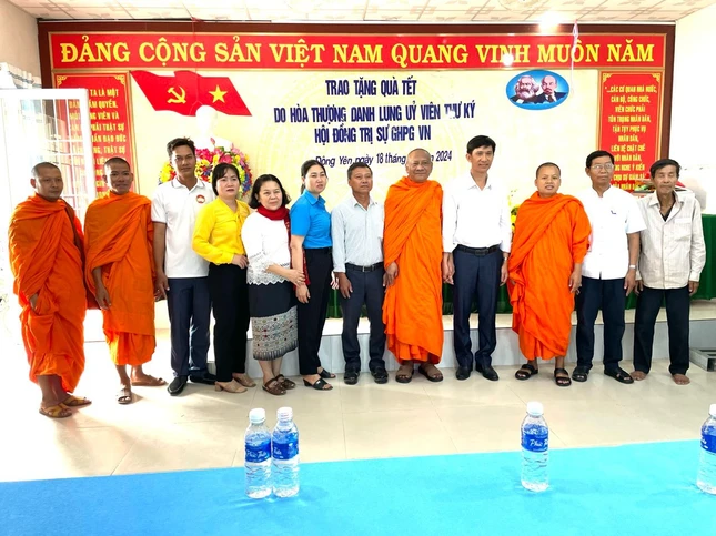 Trao 161 phần quà đến bà con khó khăn tại H.An Biên