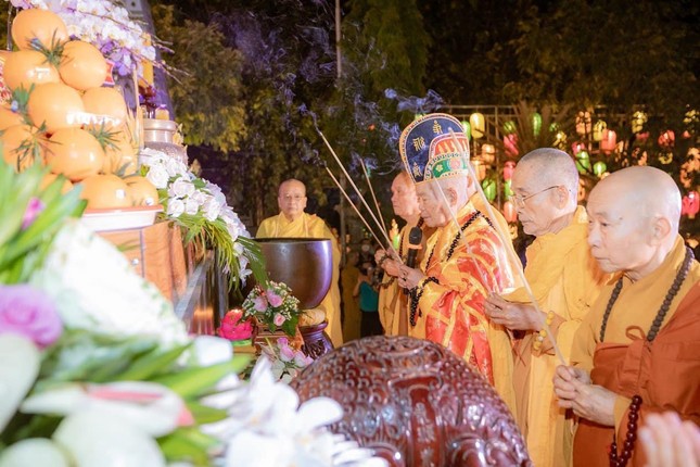 Chư tôn đức dâng hương bạch Phật