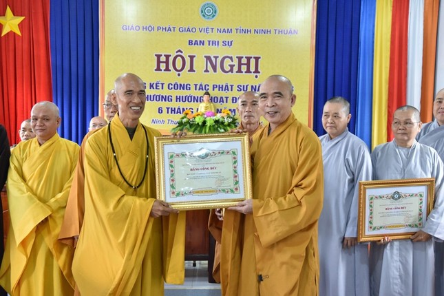 Trao Bằng tuyên dương công đức