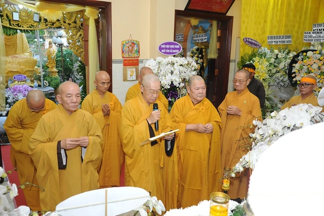 Hòa thượng Thích Hiển Đức, đại lao chư tôn đức dâng lời cầu nguyện