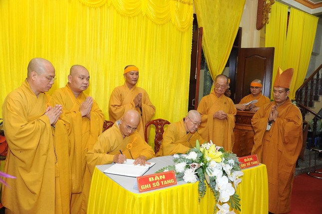 Chư tôn đức viết sổ tang lưu niệm - Ảnh: BTC Chư tôn đức viết sổ tang lưu niệm - Ảnh: BTC