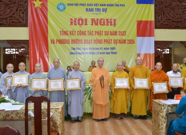 20 tập thể và 19 cá nhân đón nhận bằng công đức