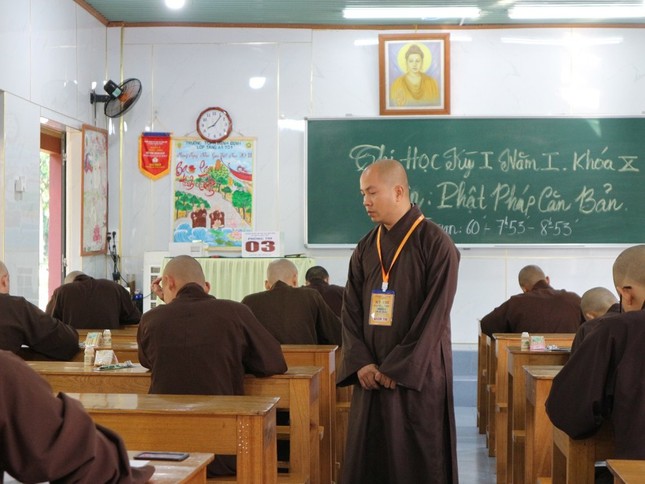 Tăng sinh làm bài thi