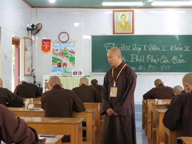 Tăng sinh làm bài thi Tăng sinh làm bài thi