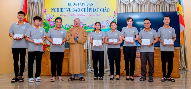 Thượng tọa Thích Giác Nghi trao chứng nhận cho các học viên tham gia khóa học - Ảnh: PGBL Thượng tọa Thích Giác Nghi trao chứng nhận cho các học viên tham gia khóa học - Ảnh: PGBL