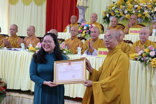 UBMTTQVN tỉnh Bến Tre đã trao tặng Bằng khen đến tập thể Ban Trị sự GHPGVN tỉnh Bến Tre