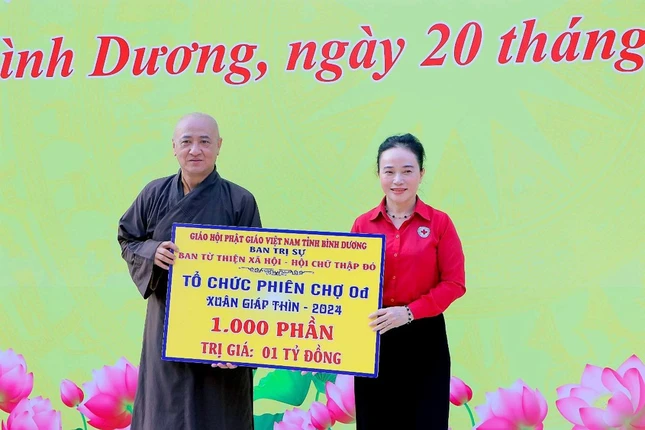 Trao bảng tượng trưng 1.000 phần