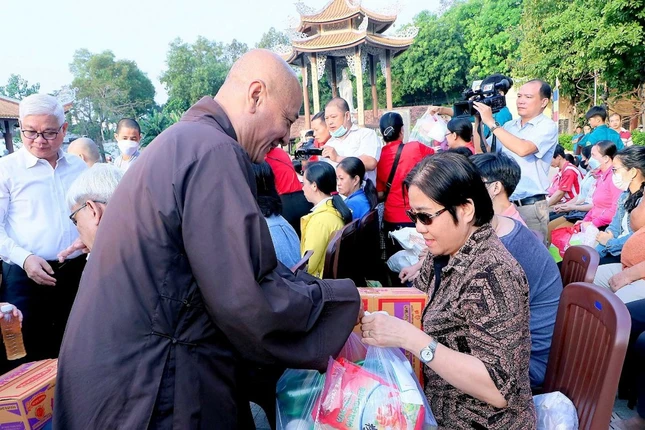 Trao quà đến những hộ khó khăn