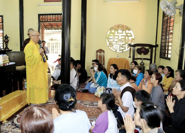 Hòa thượng Thích Chơn Nguyên hướng dẫn đoàn Phật tử thăm các chùa nhân dịp Tết cổ truyền - Ảnh: CTV Hòa thượng Thích Chơn Nguyên hướng dẫn đoàn Phật tử thăm các chùa nhân dịp Tết cổ truyền - Ảnh: CTV