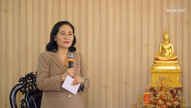 Bà Nguyễn Thị Lệ chúc Tết đến Trưởng lão Hòa thượng Thích Thiện Pháp và chư tôn đức Hội đồng Trị sự GHPGVN