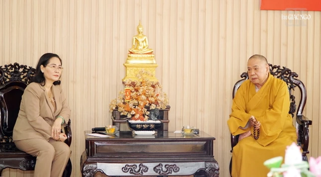 Trưởng lão Hòa thượng Thích Thiện Pháp tiếp Phó Bí thư Thành ủy, Chủ tịch HĐND Nguyễn Thị Lệ