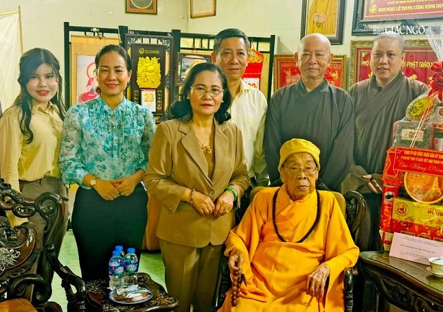 Khánh chúc Trưởng lão Hòa thượng Thích Hiển Tu, Phó Pháp chủ GHPGVN trường thọ - Ảnh: L.H