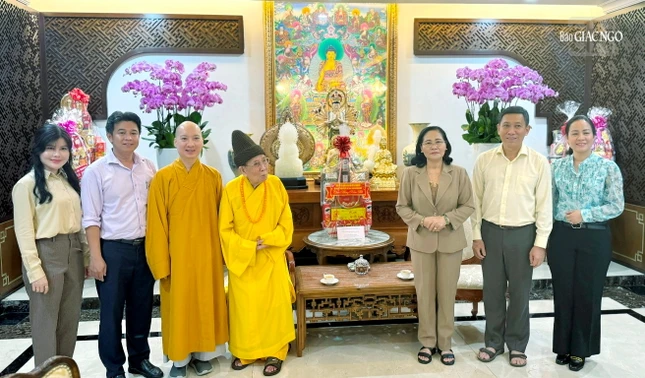Bà Nguyễn Thị Lệ thăm Trưởng lão Hòa thượng Thích Đức Nhiệp, Phó Pháp chủ GHPGVN Ảnh: VN