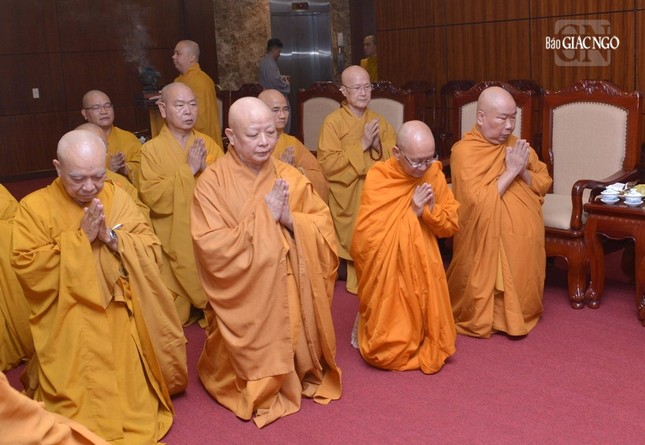 Hòa thượng Thích Lệ Trang thay mặt chư tôn đức Ban Thường trực Ban Trị sự đảnh lễ, tác bạch khánh chúc theo truyền thống thiền môn Hòa thượng Thích Lệ Trang thay mặt chư tôn đức Ban Thường trực Ban Trị sự đảnh lễ, tác bạch khánh chúc theo truyền thống thiền môn