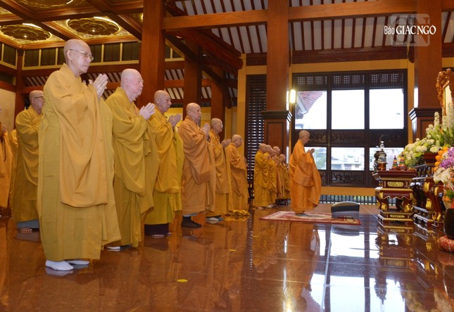 Đức Pháp chủ GHPGVN đảnh lễ Tam bảo Đức Pháp chủ GHPGVN đảnh lễ Tam bảo