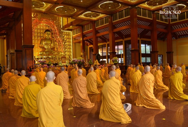 Bố-tát là ngày định kỳ thuyết giới, cùng nhắc nhở nhau về giới pháp của hành giả xuất gia Bố-tát là ngày định kỳ thuyết giới, cùng nhắc nhở nhau về giới pháp của hành giả xuất gia