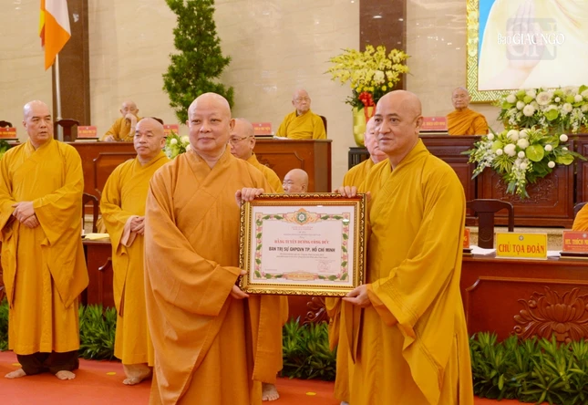 Ban Thường trực Hội đồng Trị sự GHPGVN tặng Bằng tuyên dương công đức đến tập thể Ban Trị sự GHPGVN TP.HCM Ban Thường trực Hội đồng Trị sự GHPGVN tặng Bằng tuyên dương công đức đến tập thể Ban Trị sự GHPGVN TP.HCM