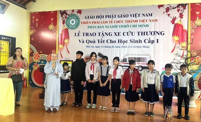 Ni trưởng Thích nữ Như Thảo chuẩn bị trao quà cho học sinh Ni trưởng Thích nữ Như Thảo chuẩn bị trao quà cho học sinh
