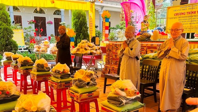 Ni trưởng Thích nữ Như Lợi và Ni trưởng Thích nữ Như Thảo chuẩn bị trao quà Tết Giáp Thìn đến bà con TP.Hội An