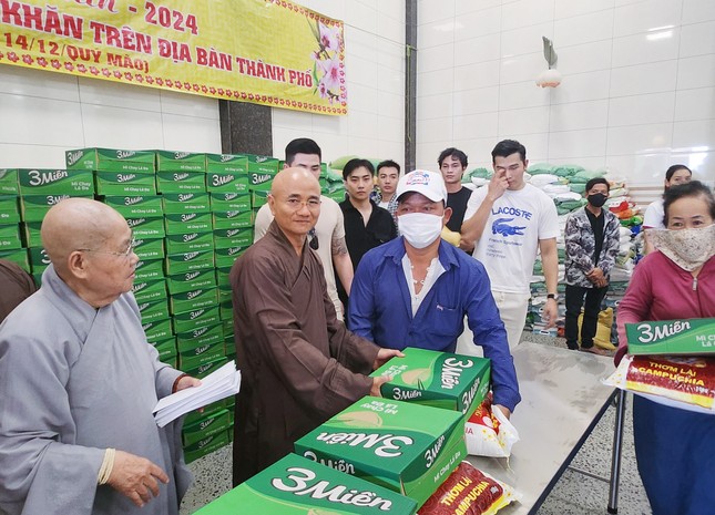 Thượng tọa Thích Thiện Quý, Ni trưởng Thích nữ Từ Nhẫn trao quà đến người dân Q.Tân Bình - Ảnh: BTC Thượng tọa Thích Thiện Quý, Ni trưởng Thích nữ Từ Nhẫn trao quà đến người dân Q.Tân Bình - Ảnh: BTC