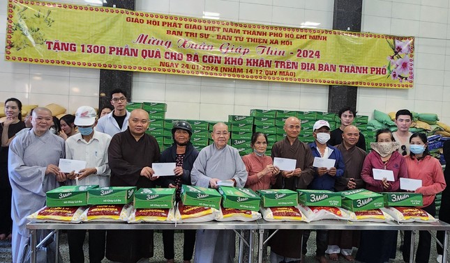 Tại chùa Phổ Quang (Q.Tân Bình), Ban Tổ chức đã trao tặng 700 phần quà - Ảnh: BTC Tại chùa Phổ Quang (Q.Tân Bình), Ban Tổ chức đã trao tặng 700 phần quà - Ảnh: BTC