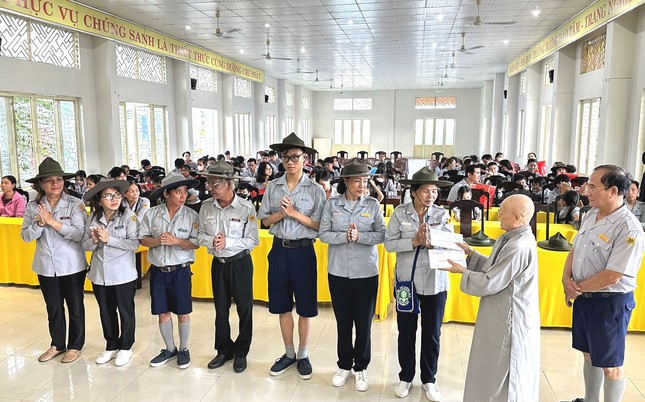 Trao quà đến các huynh trưởng có hoàn cảnh khó khăn - Ảnh: CTV