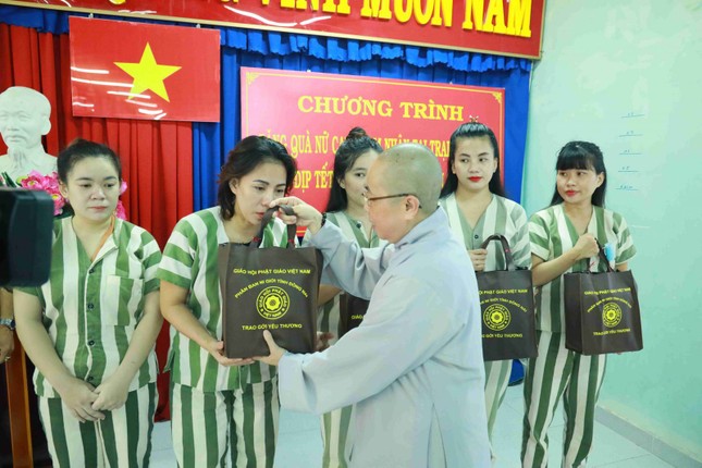 Ni trưởng Thích nữ Như Dung trao quà Tết đến các nữ phạm nhân